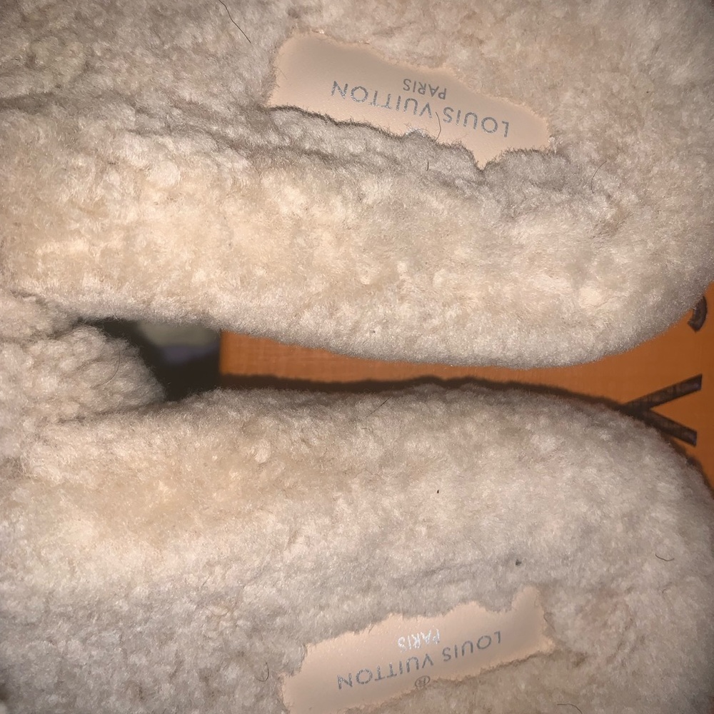 Louis Vuitton beige slides